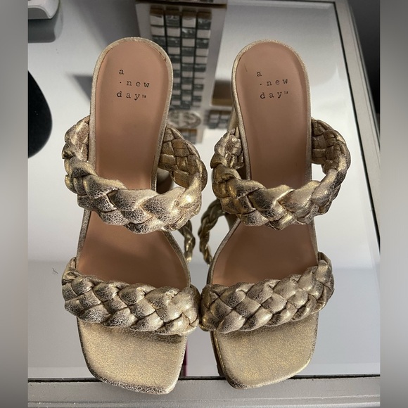 Gold heels for summer - Picture 3 of 7